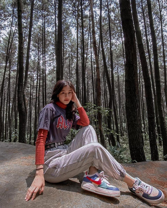 Portet cantik Keisya Levronka, pelantun lagu Tak Ingin Usai saat sedang traveling.