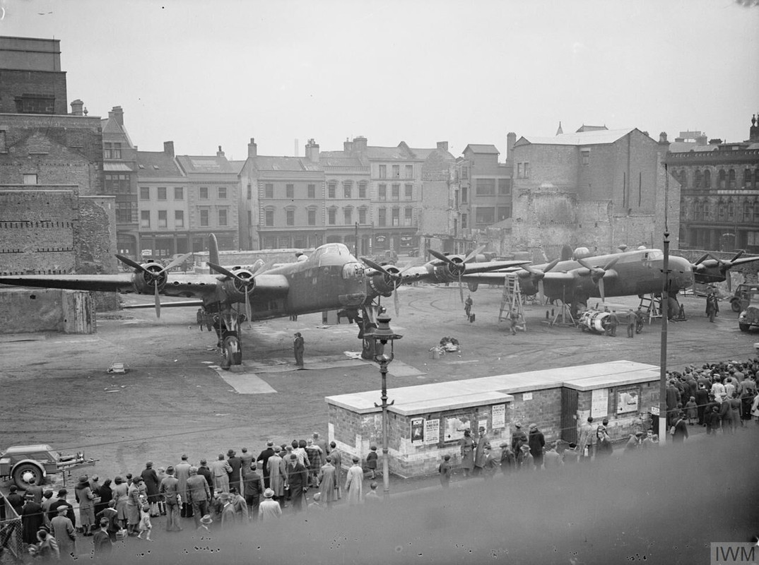 Le bombardier Short Stirling  Short-Stirling-et-Halifax-Belfast-pendant-la-semaine-d-pargne-Wings-for-Victory-1943