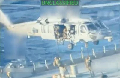 Militares dos Estados Unidos realizam abordagem aérea em navio petroleiro