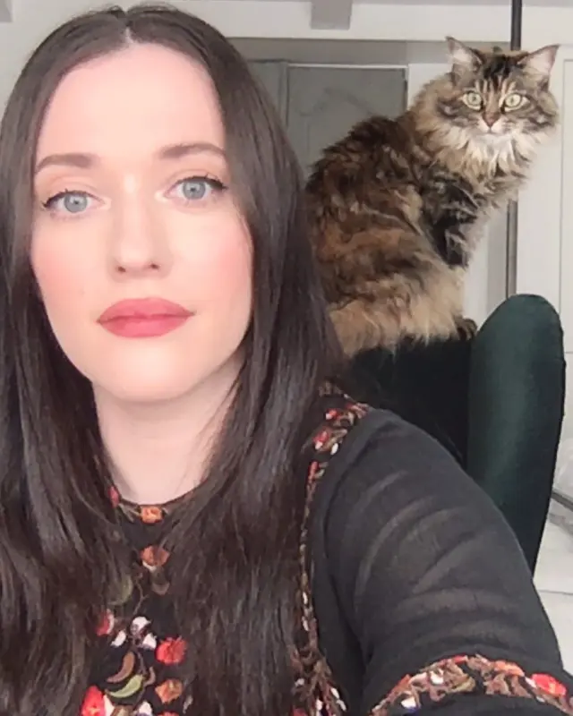 07 celebrities obsessed with their cats kat dennings — Postimages