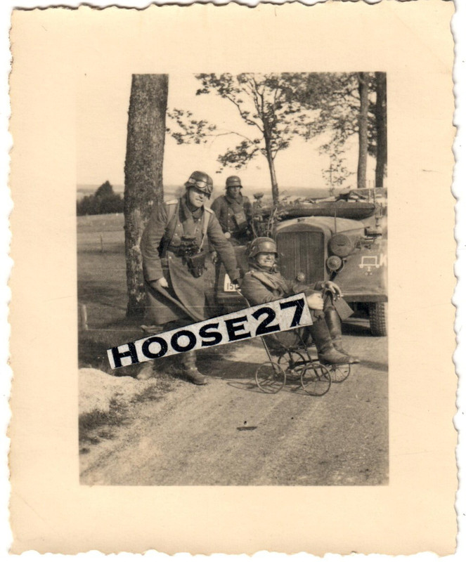 Foto WH SR2 2.PD im Kinderwagen vor Étaples Frankreich Mai 1940