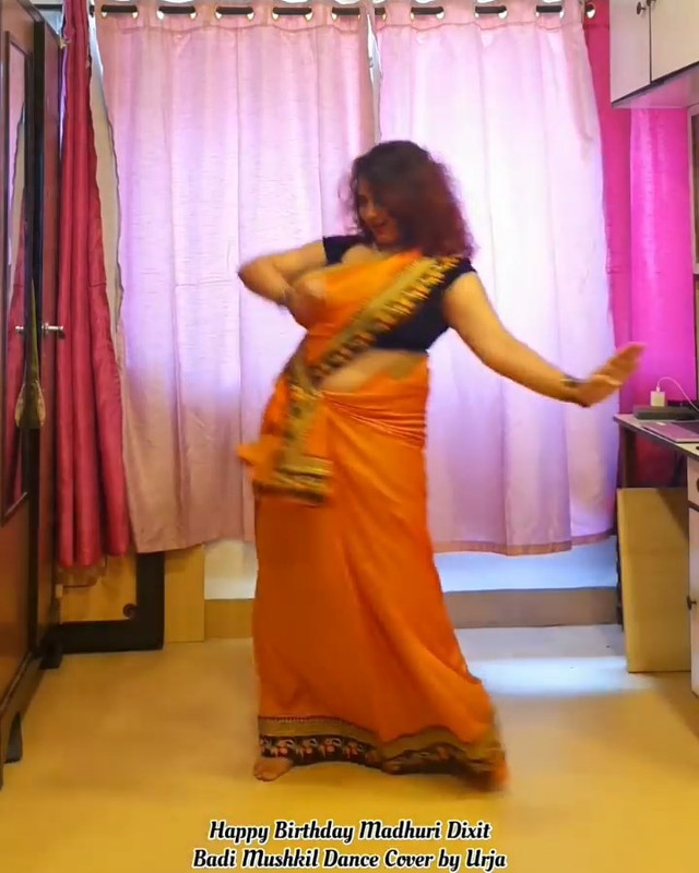 [Image: buty-aunty-dancing-in-orange-saree-mp4-s...02-310.jpg]