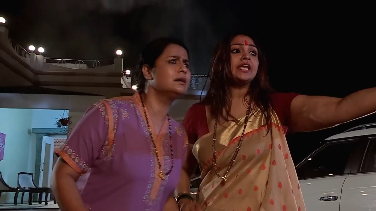 Sexy Curvy Lady Cleavage in Saree from crimepatrol.mp4_snapshot_01.12.711