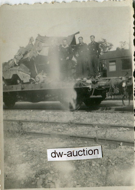 zerstörter Panzerspähwagen auf Eisenbahn Transpo