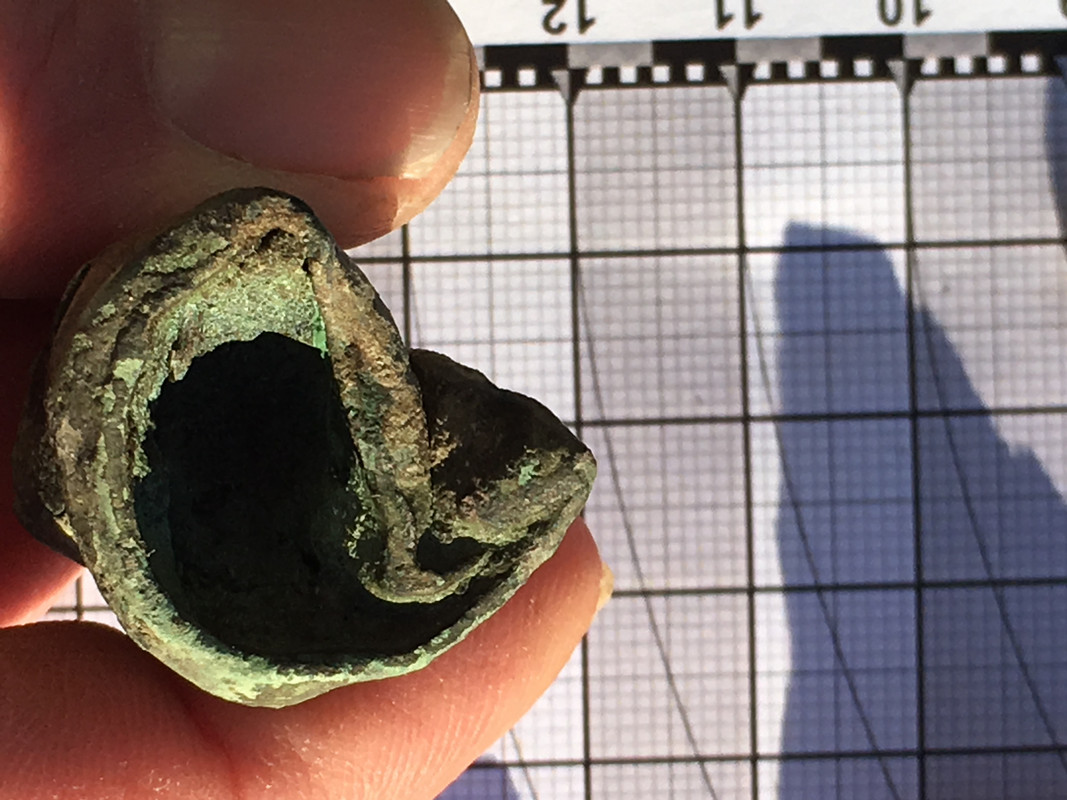 Kiertynyt pronssikaitale päältä