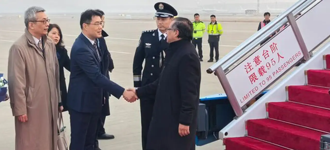 Petro inicia visita a Pekín