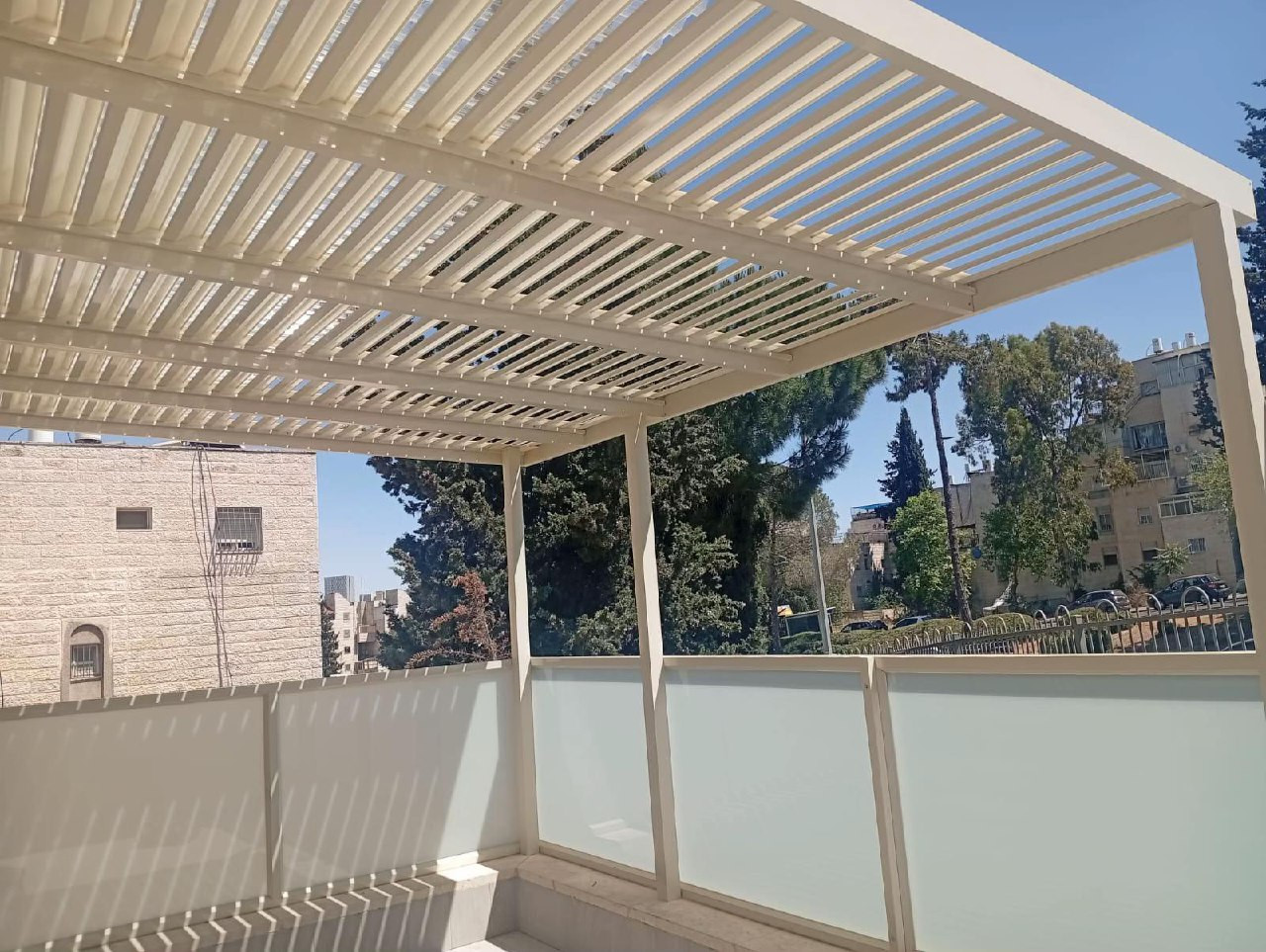 برجولة مع أرضيات خشبية