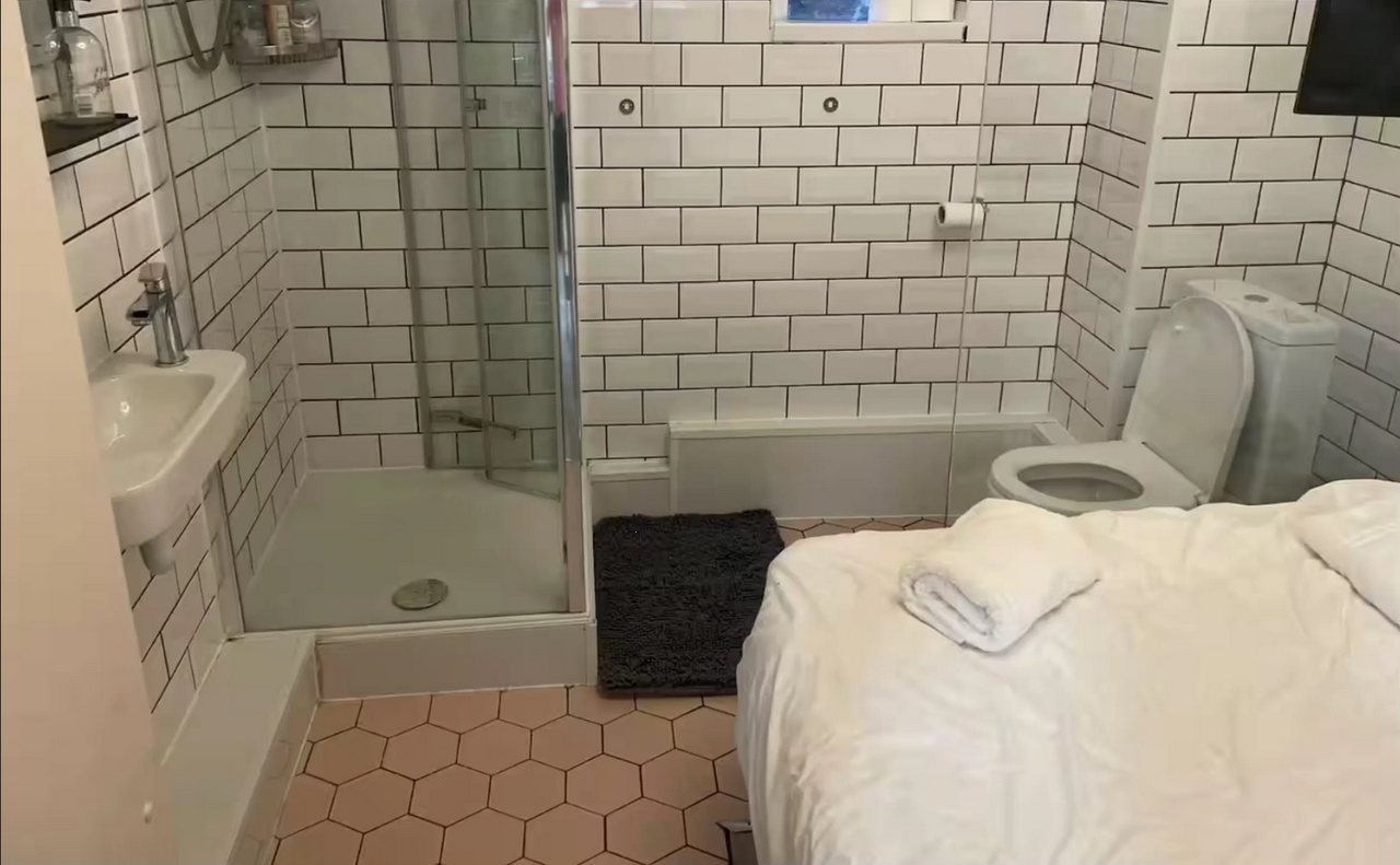 Huésped reserva Airbnb y la comparan con una una celda de prisión: foto viral