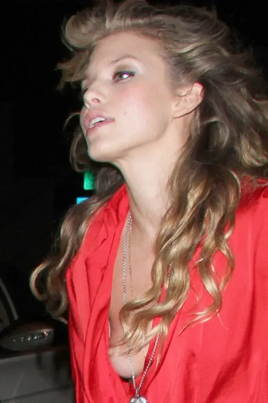 Sexy-Anna-Lynne-Mc-Cord-Side-Boobs-Nipples-celebmasta-7