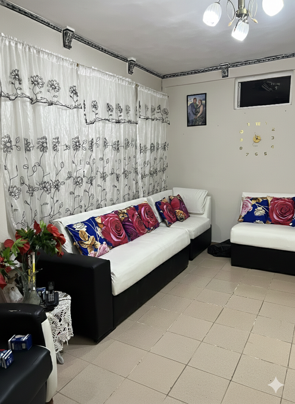 Sala de estar principal con sofá y decoración cubana en Terrazas de Bayona