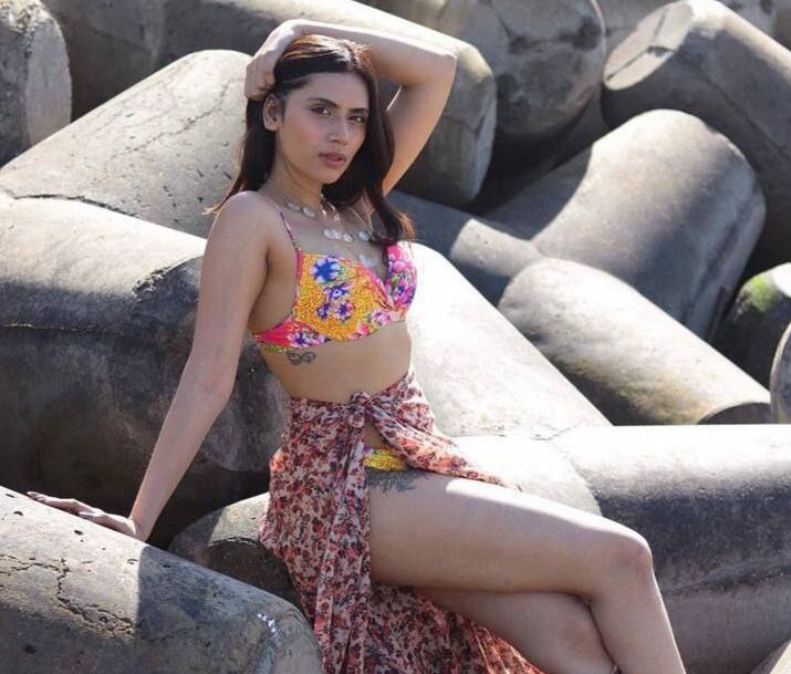 Desi hot model Shoing her boobs nude video