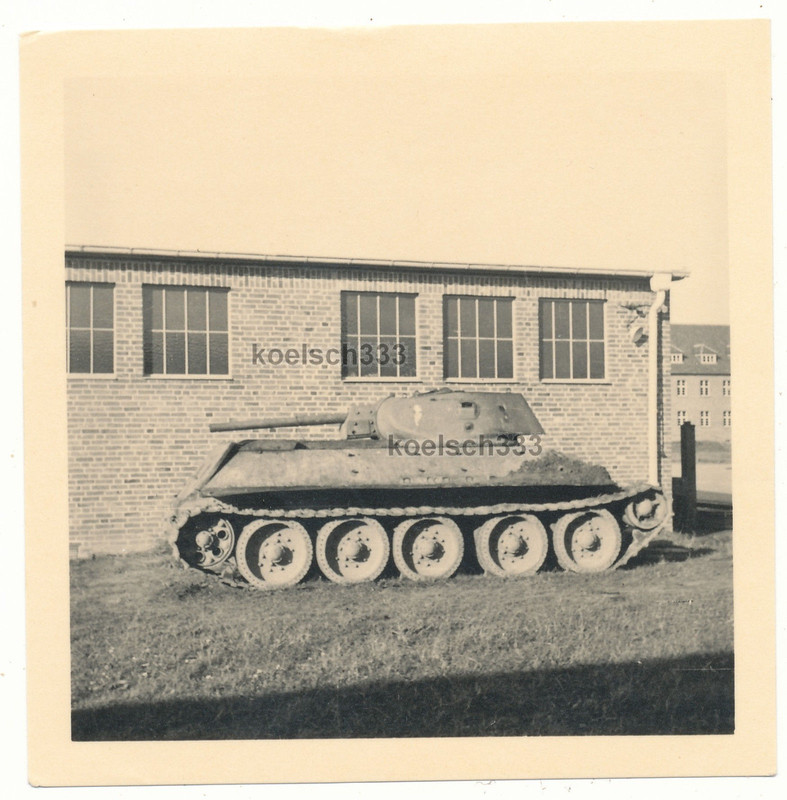 Foto russischer T-34 Panzer auf Kasernen Gelände der Wehrmacht !