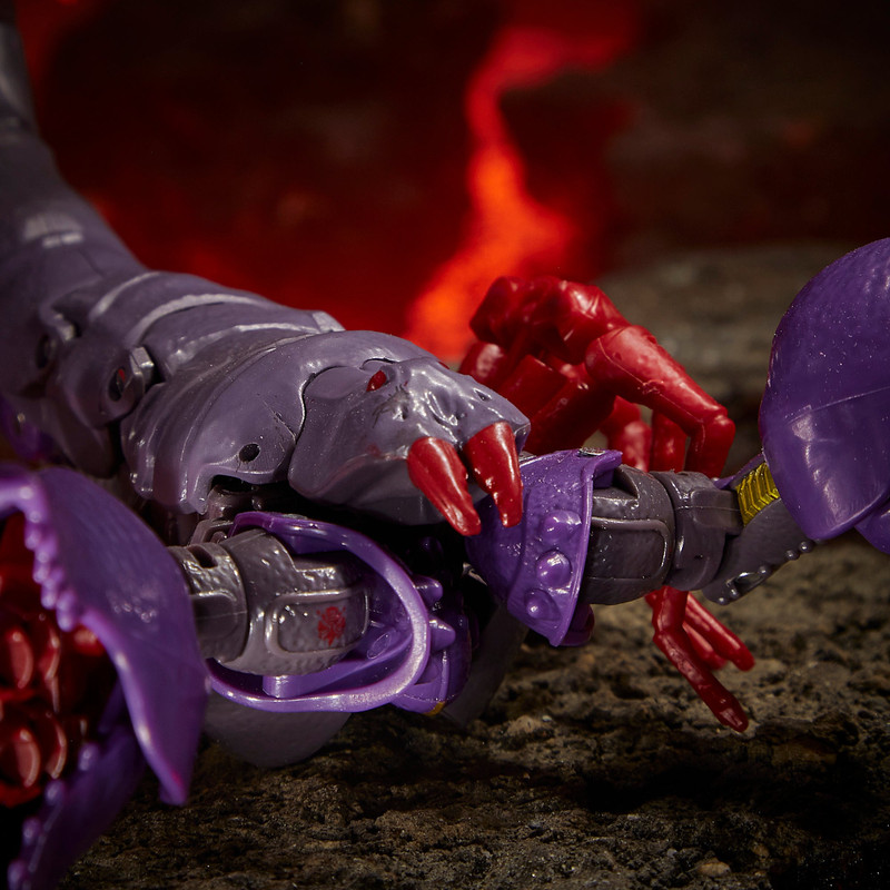 Kingdom-Deluxe-Scorponok-02