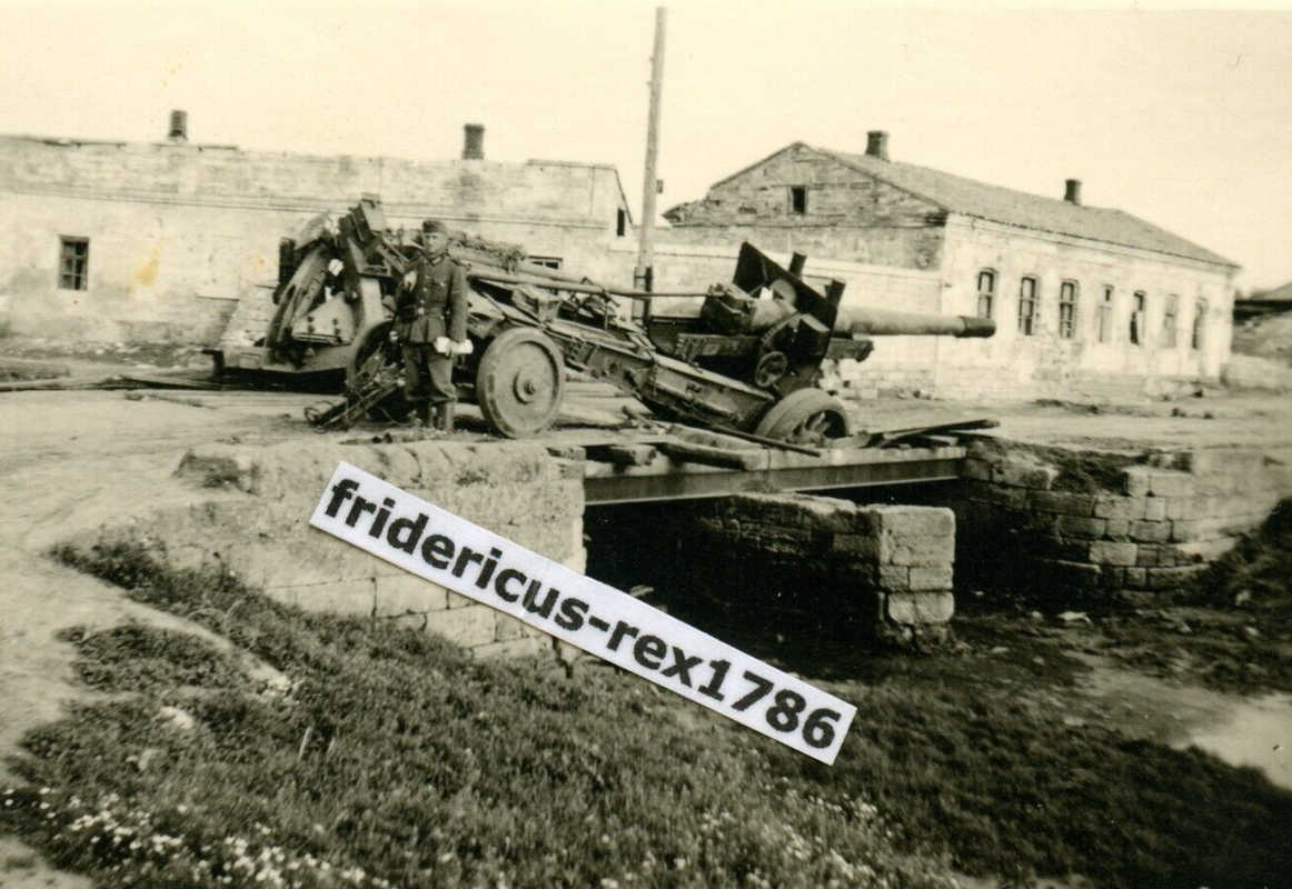 Foto WH nach Brücken Treffer schweres Artillerie Geschütz verlassen HKL