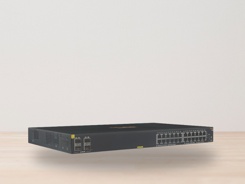 Vista frontal do Switch HPE Aruba CX 6100 24G 4SFP+ (JL678A), mostrando as portas Gigabit e os slots SFP+.