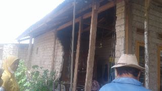 tmp-cam-6497297307400564611 Ketua Aliansi AKAR Subang dan Staf Kesos Kel. Karang Anyar Bantu Warga Korban Angin Puting Beliung