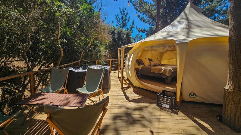 Domo con terraza y sillas de descanso en Glamping Matanzas