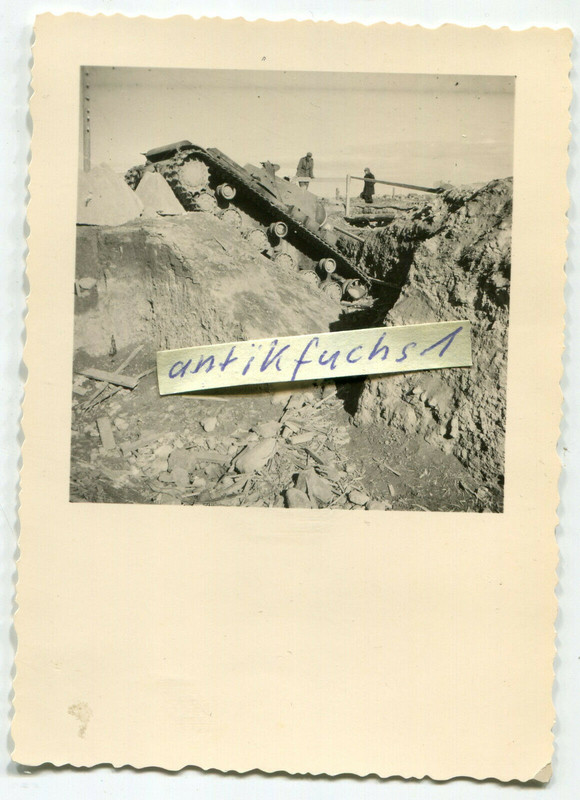 schwerer KW II Panzer aus Rußland im Panzergraben vernichtet