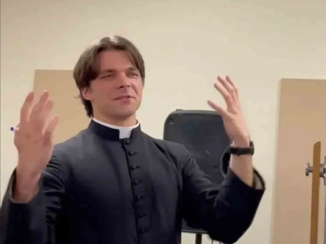 Sacerdote se casa con una joven de 18 y huyen a Europa