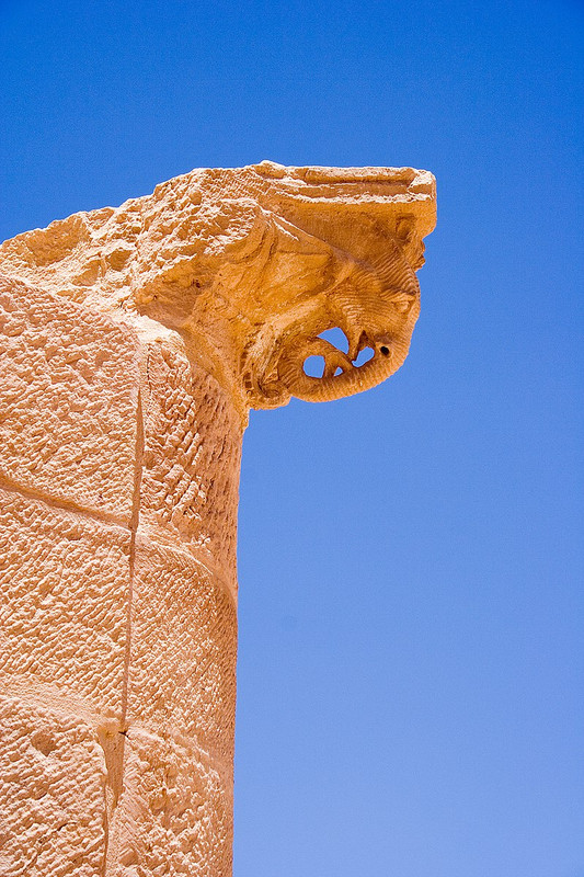Denario. Trajano. 112-114 D.C. Arabia Adquisita. Roma. 800px-Elephant-Head-Column-Head