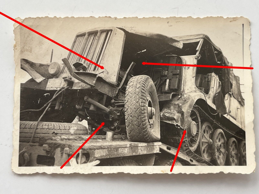 Foto, Wehrmacht Halbkette auf russische Mine gefahren und zerstört,