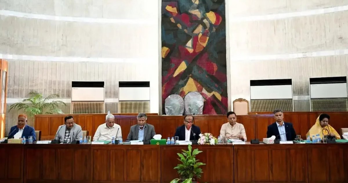 আপনারা প্রজাতন্ত্রের কর্মচারী, কোনো দল বা ব্যক্তির নন