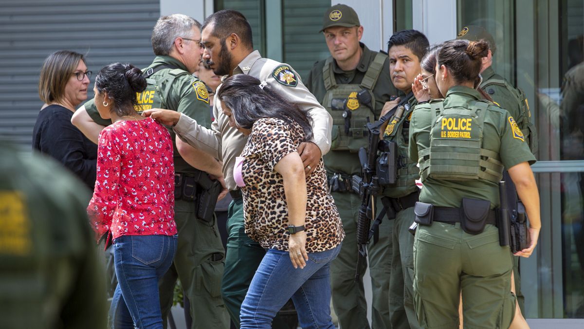 Maestro mexicano que protegió niños en tiroteo en Texas lucha por vivir