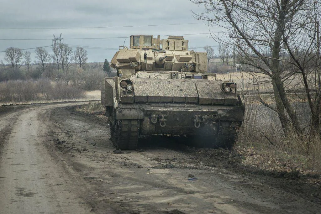 La saga des chars Bradley en Ukraine - Page 2 Plusieurs-VCI-M2-A2-Bradley-ODS-SA-de-la-47e-brigade-m-canis-e-s-par-e-r-gion-d-Avdiivka-1