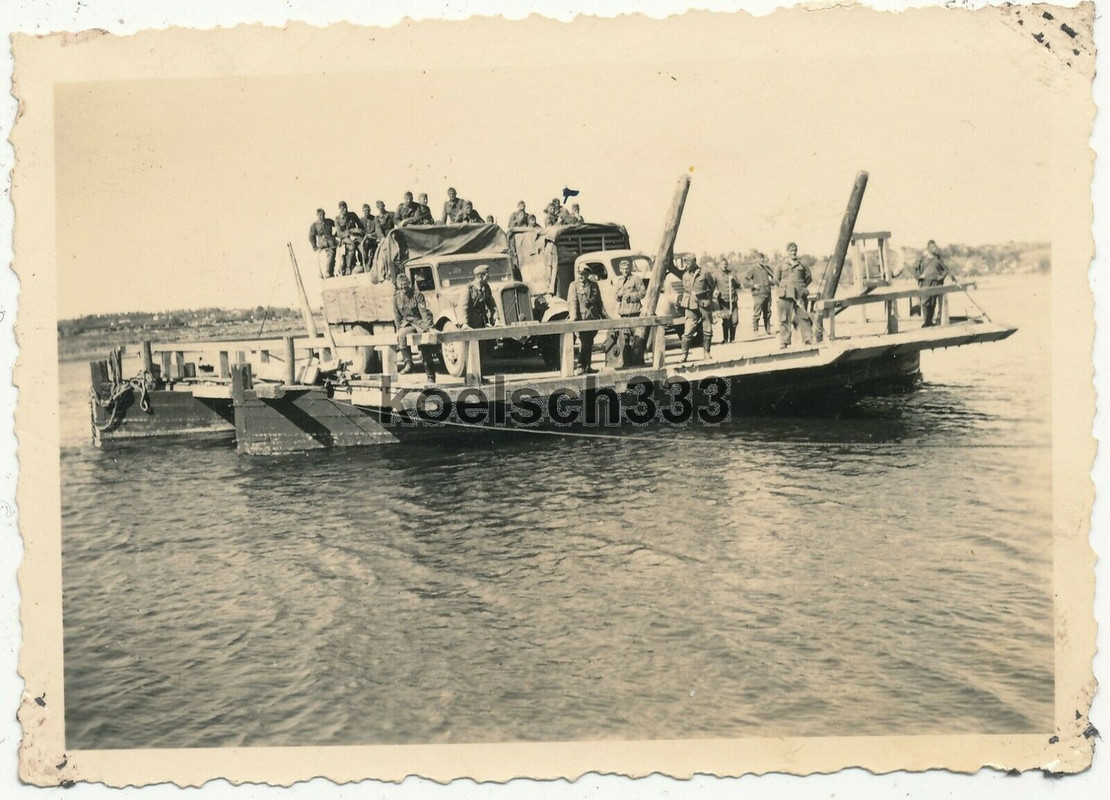 Foto LKW´s der Wehrmacht auf einer Fähre bei Nowgorod in Russland Citroen Beute