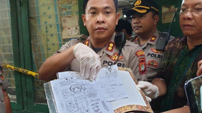 Wakil Kapolres Metro Jakarta Pusat AKBP Susatyo Purnomo memperlihatkan buku catatan milik gadis NF (15) yang membunuh teman kecilnya APA (6) di Sawah Besar, Jakarta Pusat, Jumat (6/3/2020).