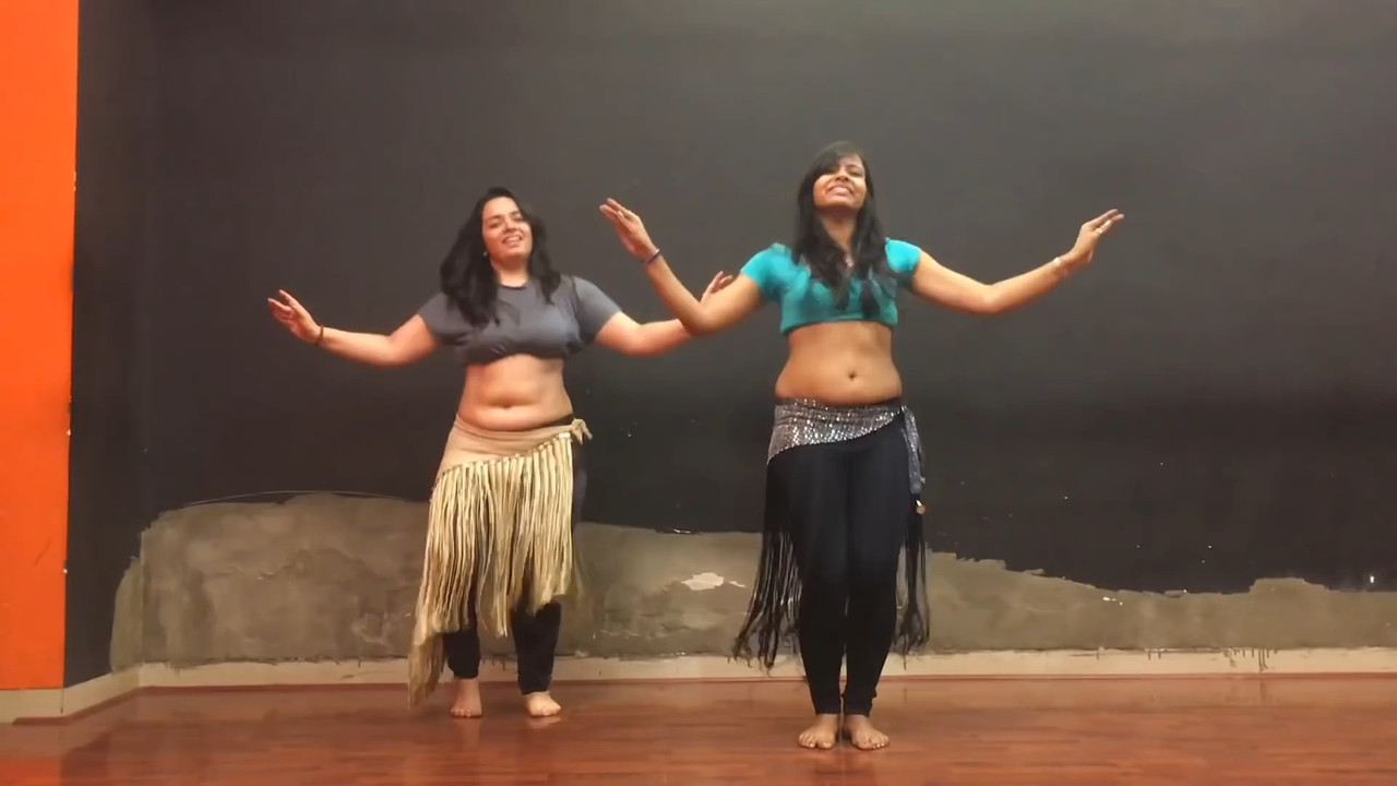 Desi girl sexy belly dance.mp4_snapshot_01.03.530