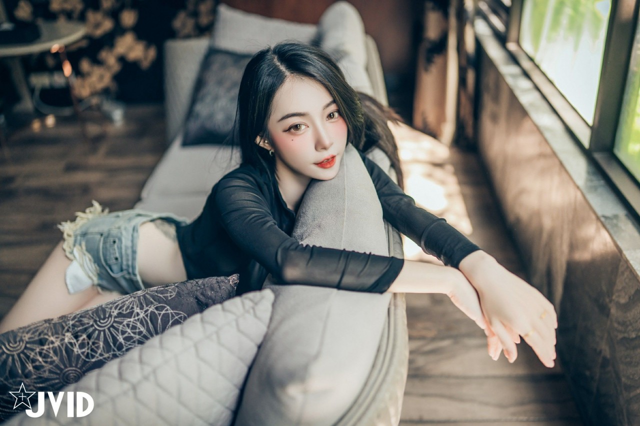 JVID飄飄《巨乳甜點女神》写真作品， 黑色透视，蕾丝内裤的性感时刻插图6