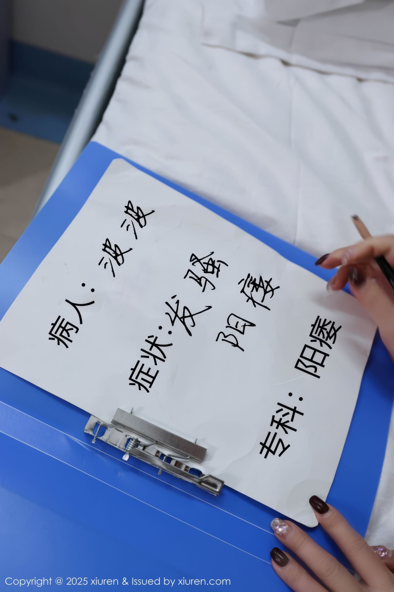 小薯条nienie《护士制服黑蕾丝室内写真》，黑色丝袜，诱人看插图2