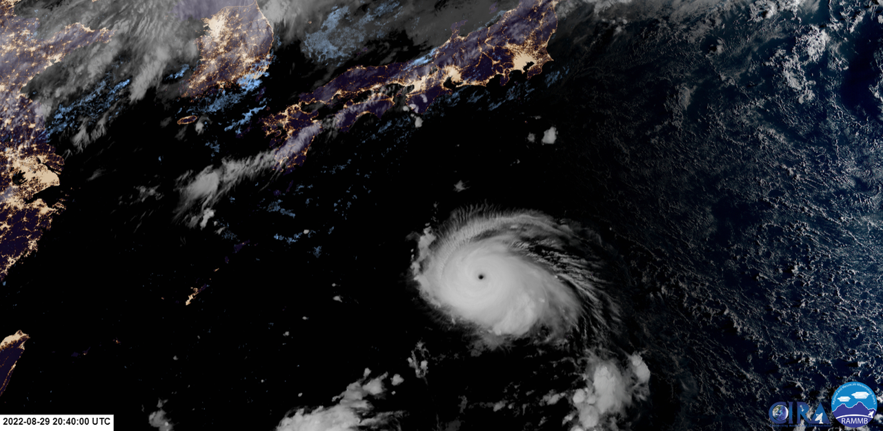 cira-rammb-slider---himawari---full_disk---geocolor-opacity-100---20220829204000