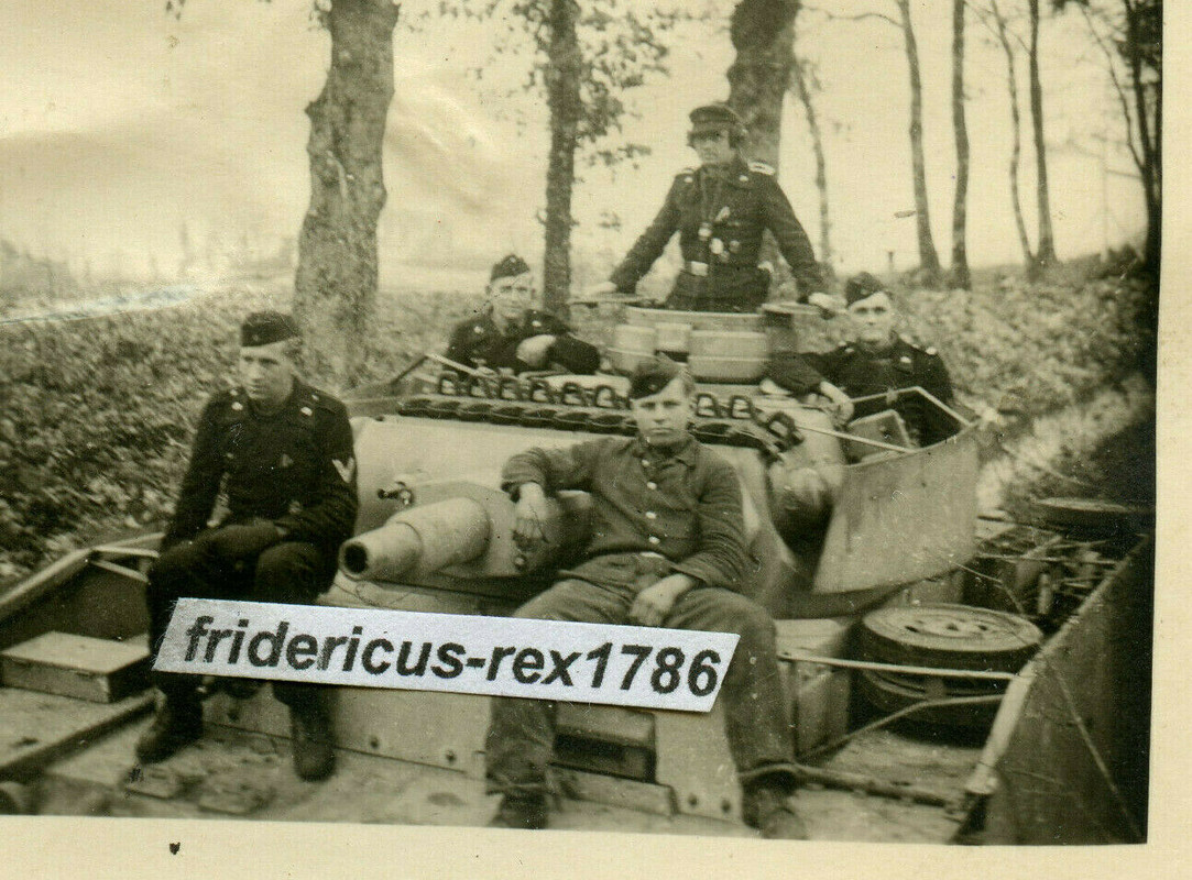 Foto WH Ostfront Endkampf 45 Panzer Tank PzKpfw IV mit Seitenschürze Kommandant