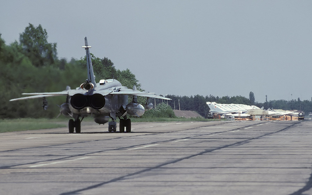 11 ORAP Su-24MR 23 White_0615308_14