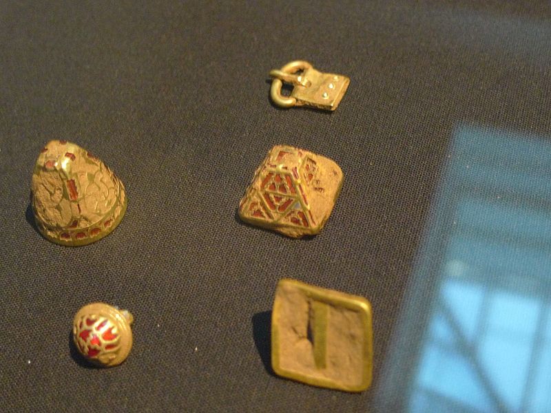 800px-Staffordshire_Hoard_Pommel_Caps