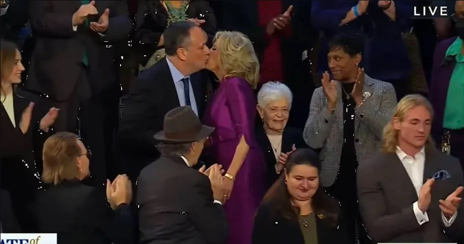 El beso entre Jill Biden y el marido de Kamala Harris que inunda las redes