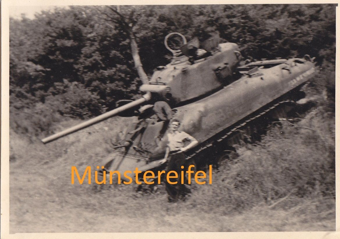 Foto zerstörter amerikanischer Panzer Sherman Fi