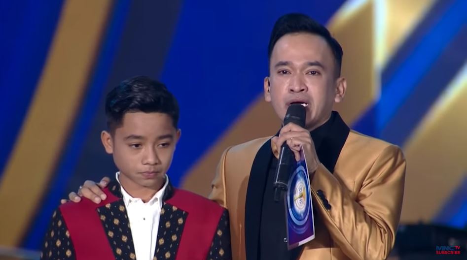 Ruben Onsu menangis saat mendampingi Betrand Peto menerima penghargaan di ADI 2019