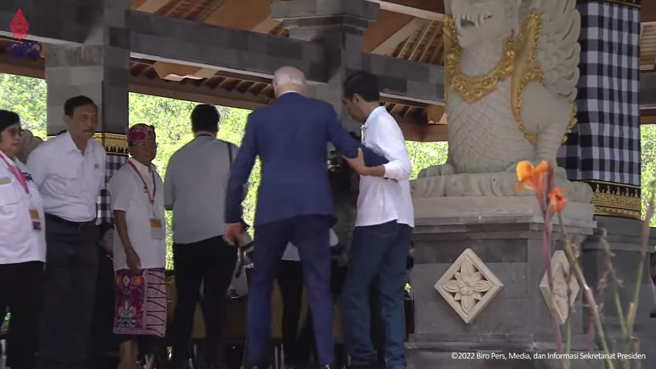 Momen viral Joe biden tersandung saat KTT G20 di Bali.