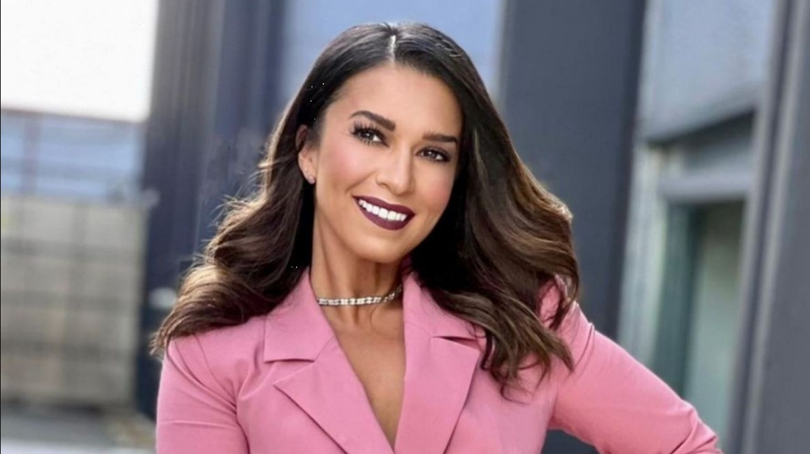 Laura G da cátedra de moda con un vestido de cuero y medias de red