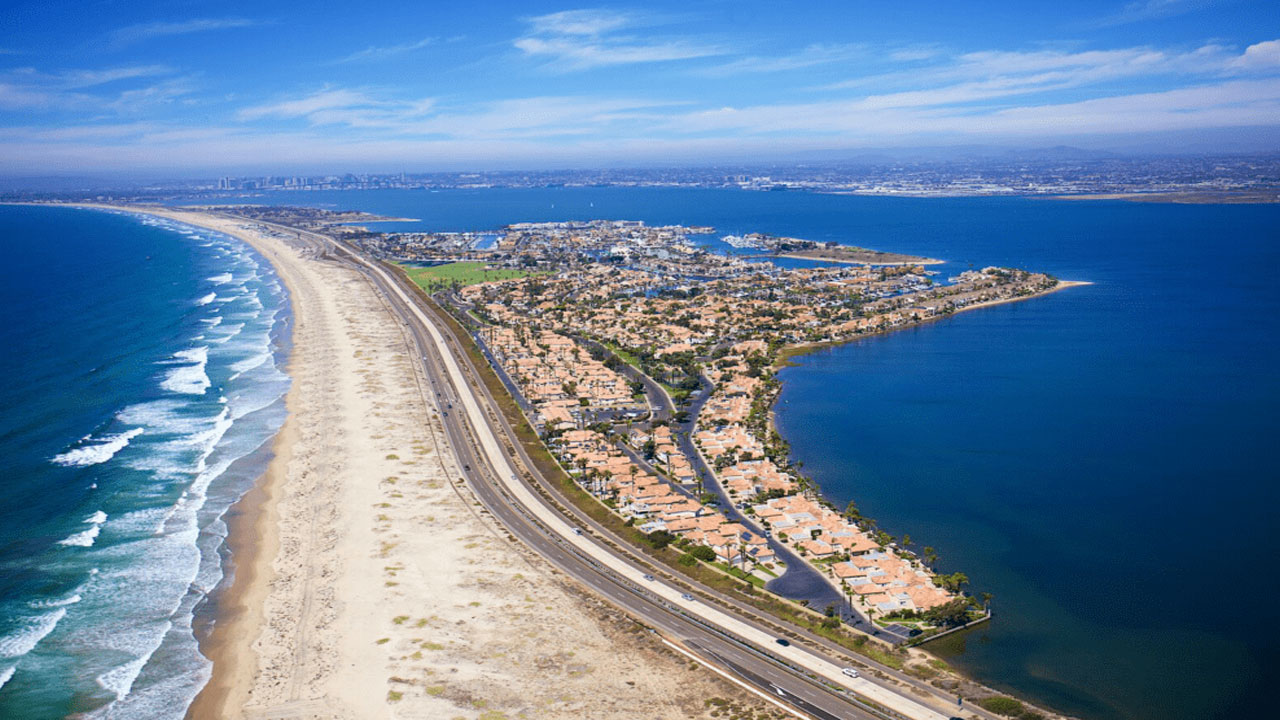 Menyusuri Pesona Keindahan Pantai Coronado Beach di San Diego