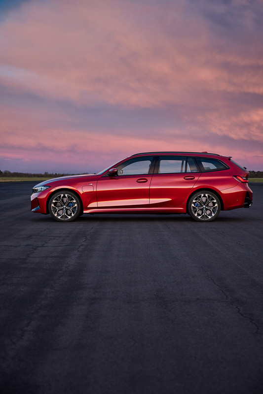 P90549652_highRes_the-new-bmw-330e-tou