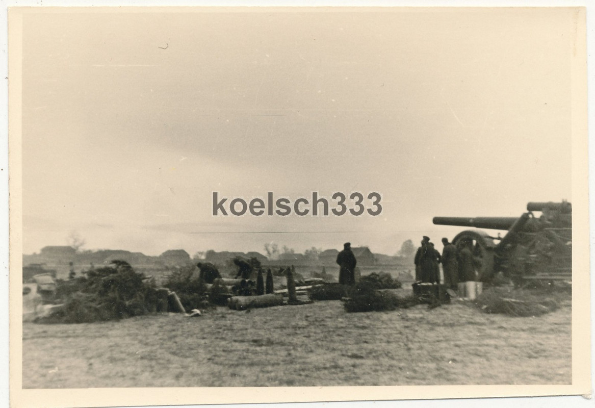 Foto Kanoniere der Wehrmacht am 21cm Mörser Geschütz in Feuerstellung im Osten