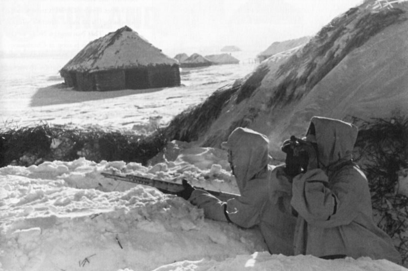 Francotiradores de la 6ª División SS de Montaña Nord se camuflan en una aldea finesa cubierta de nieve al igual que sus ropas Francotiradores de la 6ª División SS de Montaña Nord se camuflan en una aldea finesa cubierta de nieve al igual que sus ropas