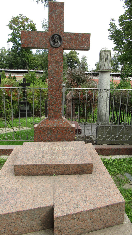 Mogila-Klucevskogo-Vasilia-Osipovica-(1841-1911)-5
