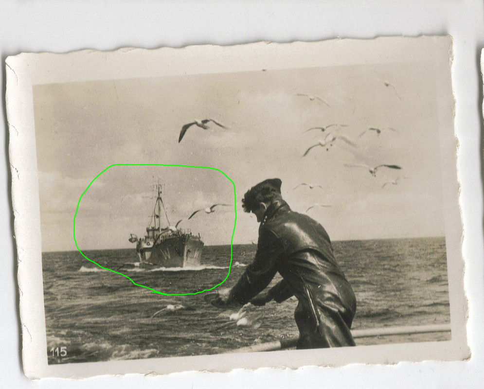 Möwen füttern Tarnschiff W im stürmischen See Es