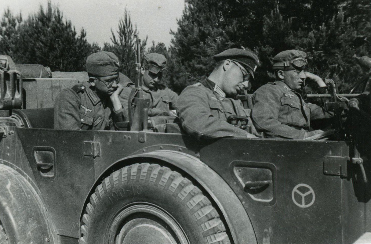 Немецкие военнослужащие 12-й танковой дивизии (12.Pz.Div.) спят в автомобиле Kfz.12 Horch 901. На бо