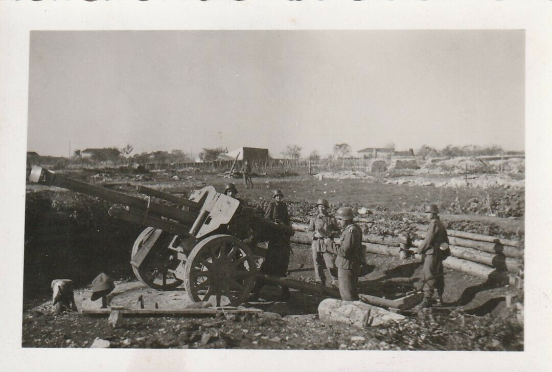 Soldaten Stahlhelm mit C-Geschütz Feldhaubitze Italien 1944